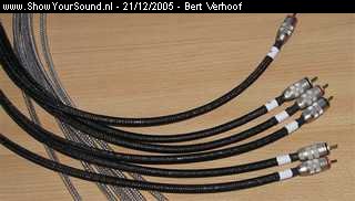 showyoursound.nl - Xetec  VW Polo  in  progress. - Bert Verhoof - SyS_2005_12_21_21_24_40.jpg - De RCA kabels. Het wordt een 3-weg actief systeem, dus 6 rca-kabels, natuurlijk netjes in snakeskin en ribbelslang afgewerkt. Op de witte stickers staat wie wat is (tweeter, midwoofer, sub).